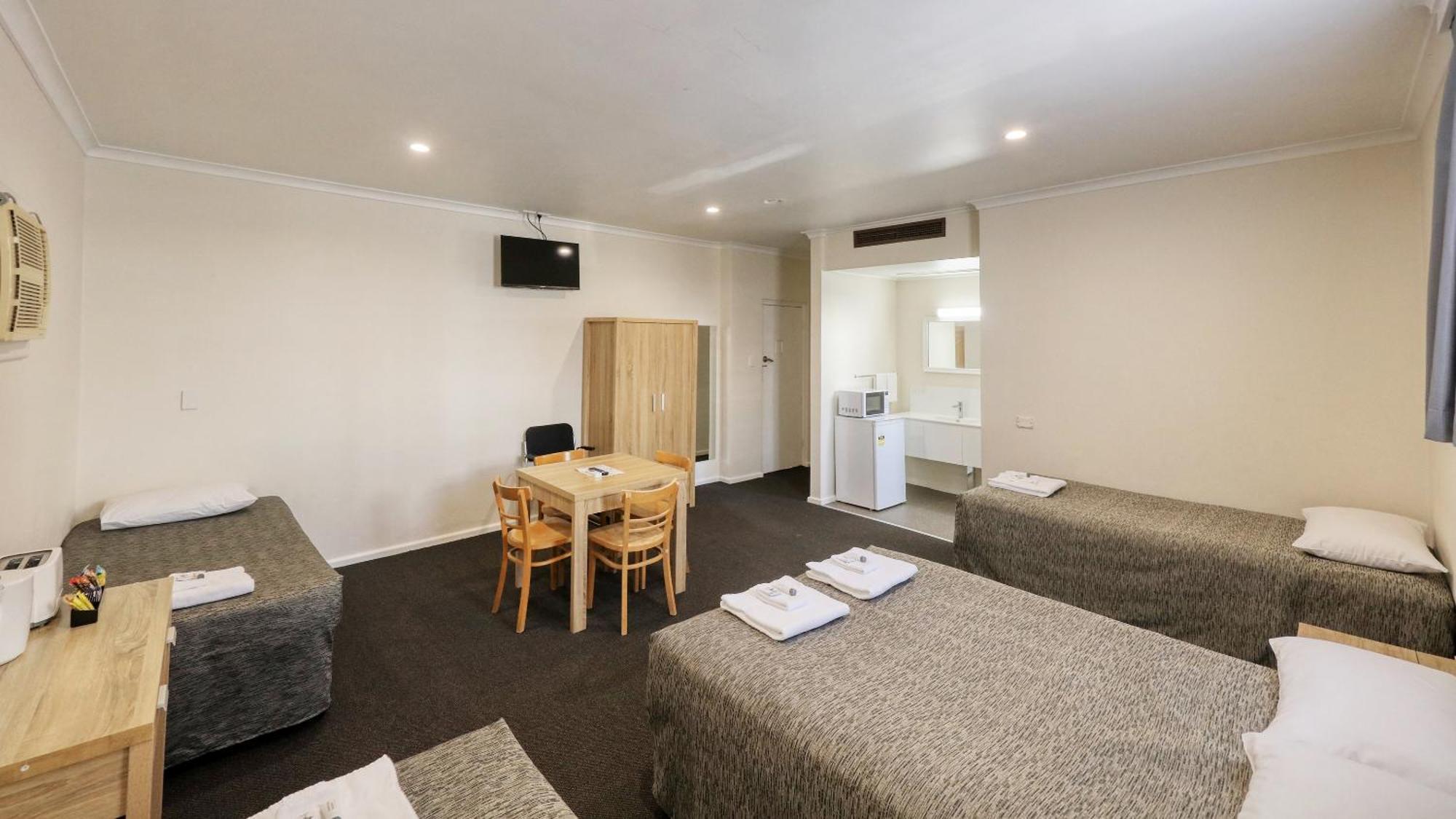 Coachman Hotel Motel Parkes Exterior photo