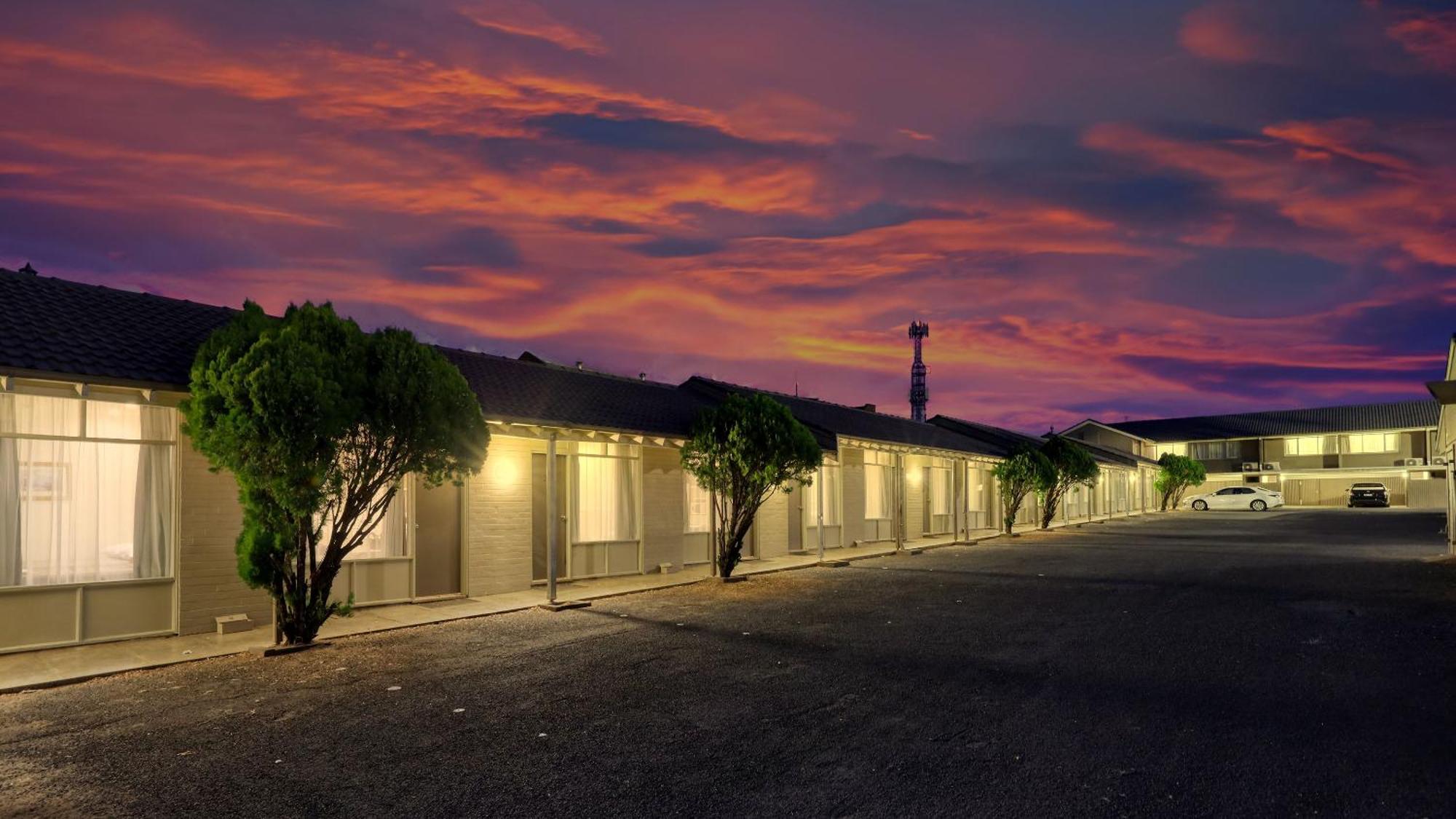 Coachman Hotel Motel Parkes Exterior photo